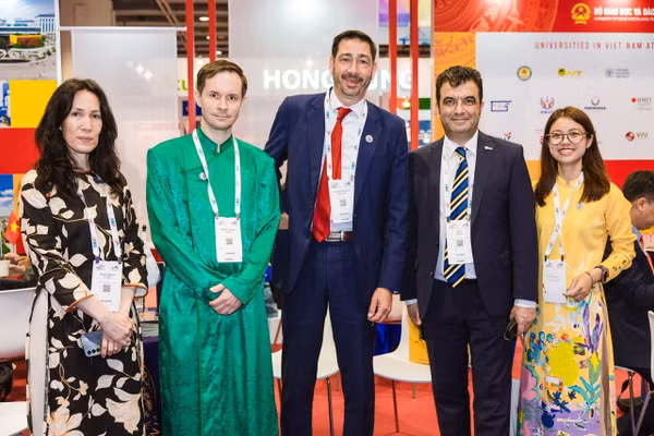 Đoàn Trường Đại học Fulbright Việt Nam cùng ông Mihai Sebea, Giám đốc Quan hệ Quốc tế Romanian-American University tại APAIE 2026. Ảnh: FUV