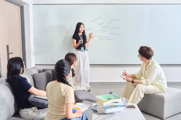 Sinh viên Đại học Kinh tế TPHCM. Ảnh: UEH