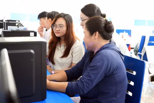 Đội ngũ tư vấn tuyển sinh của Trường Đại học Thủ Dầu Một hỗ trợ thí sinh trong giai đoạn thực hành đăng ký nguyện vọng xét tuyển năm 2026. Ảnh: TDMU.