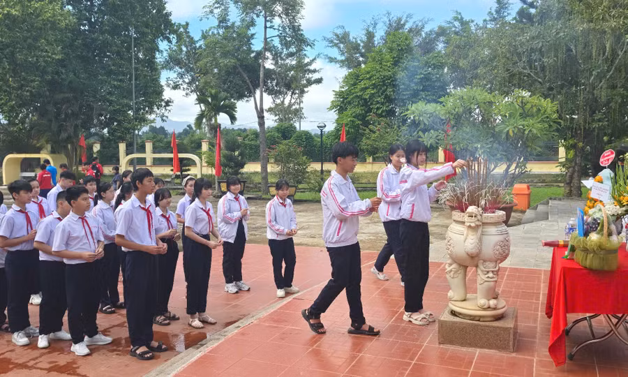 Học sinh Trường THCS THSP Lý Tự Trọng dâng hương tưởng nhớ những người đã hy sinh, bảo vệ Tổ quốc.
