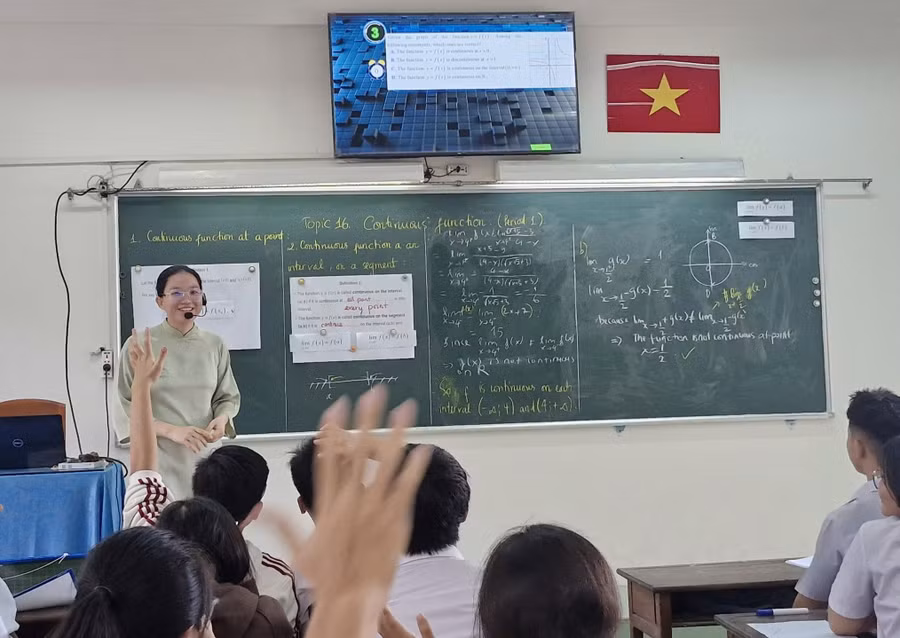 Giáo viên Trường THPT Chuyên Lê Quý Đôn duy trì dạy một số môn học bằng tiếng Anh.