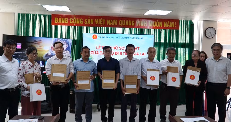 Kỷ vật của 10 cán bộ đi B có nguyên quán tại Bình Định trước đây được trao trả lại cho người thân.