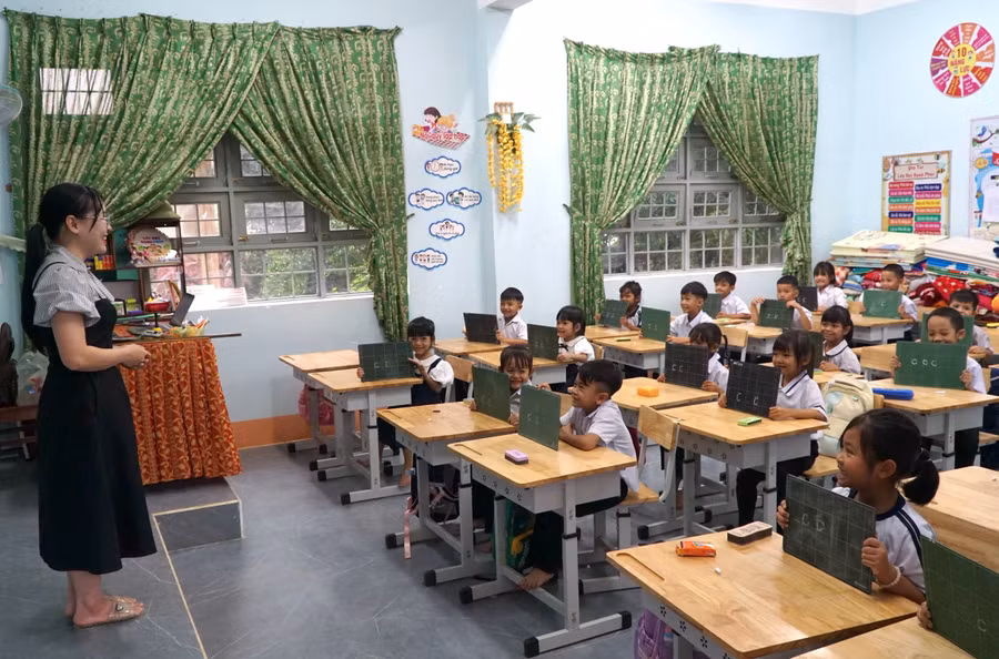 Học sinh lớp 1, Trường Phổ thông Nội trú Tiểu học và THCS Dục Nông (xã Dục Nông, tỉnh Quảng Ngãi) làm quen với tiếng Việt.