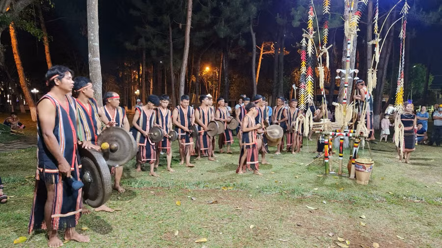 Văn hóa cồng chiêng Tây Nguyên. z7643345347122-5082b0f4336f29b0603525cfb71a07ef.jpg