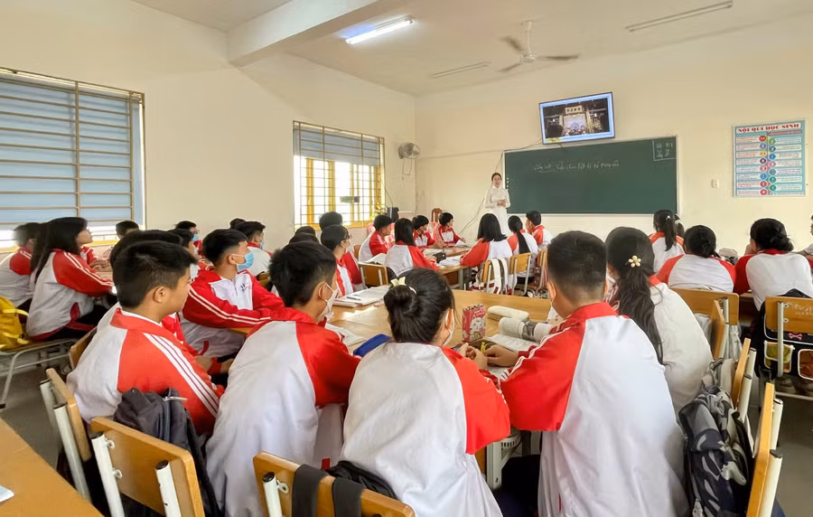 2 Hoc sinh trai nghiem lam giao vien.jpg