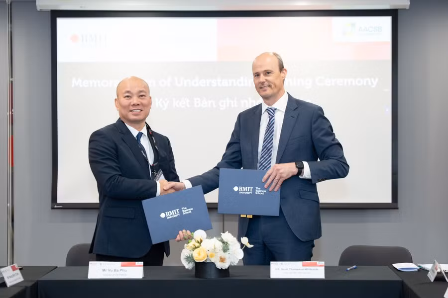 Ông Vũ Bá Phú, Cục trưởng Cục Xúc tiến Thương mại và GS Scott Thompson-Whiteside, Tổng giám đốc RMIT Việt Nam tại lễ ký kết MOU. ( Ảnh: RMIT)