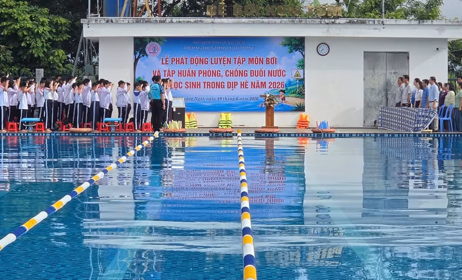 Trường THCS THSP Lý Tự Trọng tổ chức luyện tập môn bơi và trang bị kỹ năng an toàn dưới nước cho học sinh.