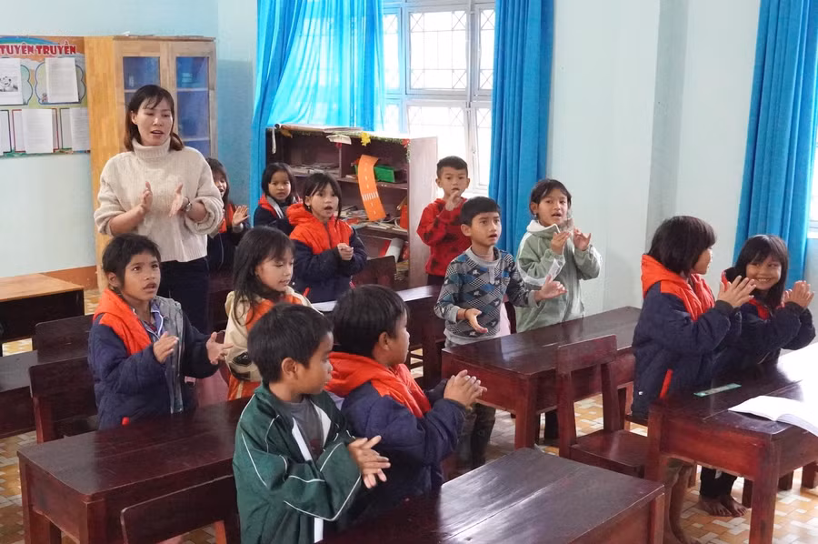 Huyện Kon Plông (Kon Tum) luôn quan tâm, nâng cao chất lượng giáo dục, chăm lo đời sống cho con em người dân tộc thiểu số.