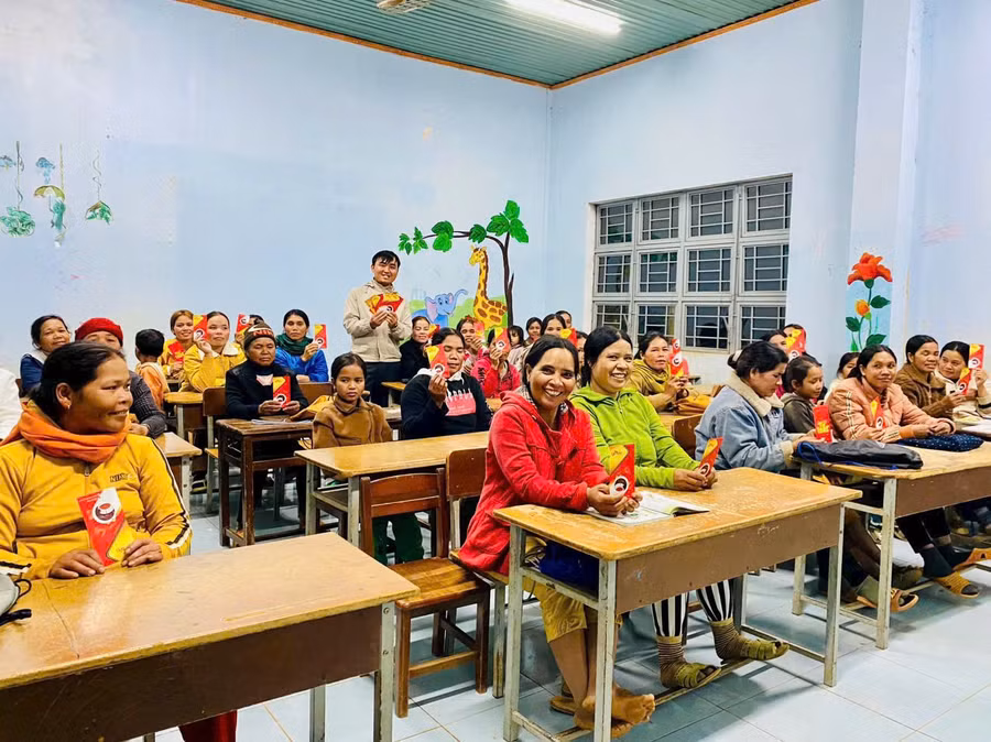 Thượng úy Lê Tuấn Thành trở thành “người thầy” của buôn làng.