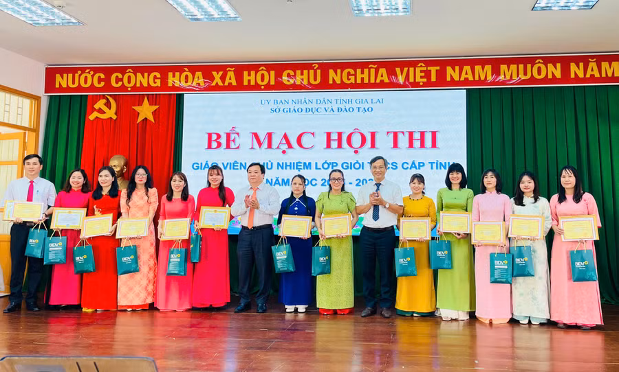 Giáo viên được công nhận danh hiệu giáo viên chủ nhiệm giỏi THCS cấp tỉnh.