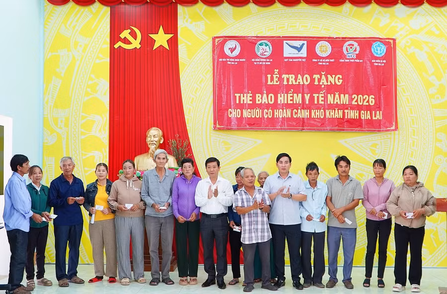 BHXH tỉnh Gia Lai trao tặng thẻ BHYT cho người dân có hoàn cảnh khó khăn.
