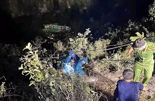 Hiện trường vụ tai nạn khiến 12 người thương vong.