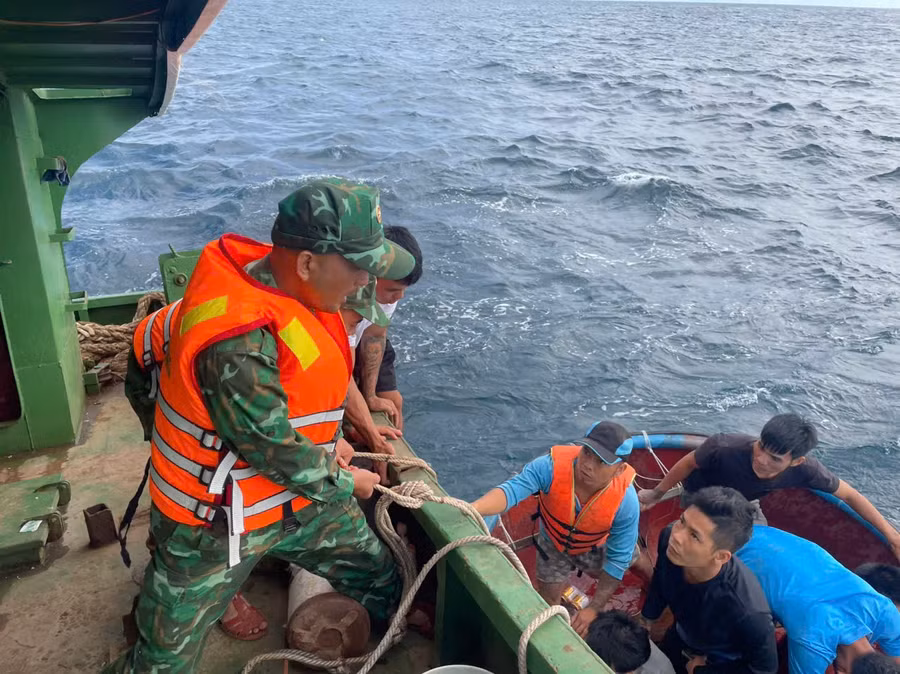 Đồn Biên phòng Cát Khánh ứng cứu, đưa ngư dân lên tàu an toàn. Ảnh: Công Cường.
