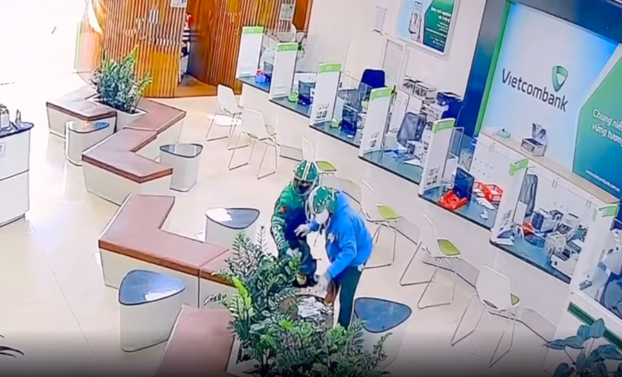 Tài và Ân dùng súng đe dọa cướp ngân hàng tại Gia Lai.