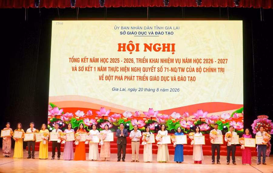 Cá nhân hoàn thành xuất sắc nhiệm vụ nhận Bằng khen của Chủ tịch UBND tỉnh Gia Lai.