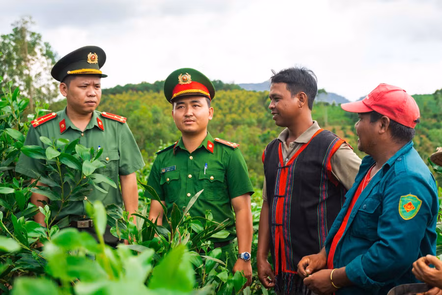 Thượng úy Lê Tuấn Thành luôn nghĩ cách để dân mình sống tốt hơn.