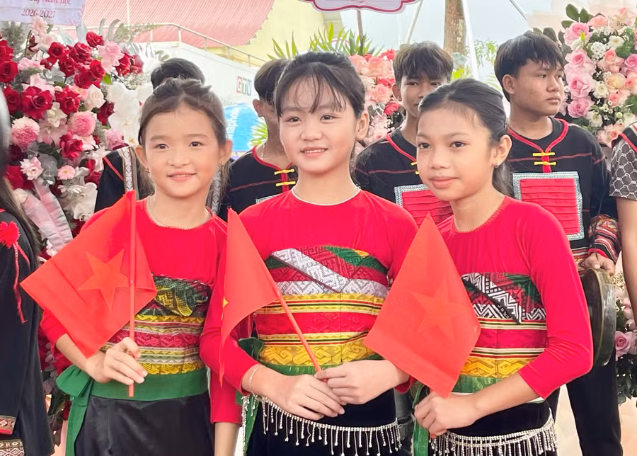 Học sinh vui mừng khi được học tập trong ngôi trường mới khang trang, hiện đại.