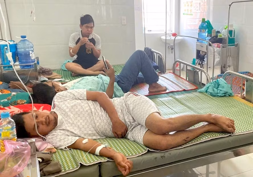 Các bệnh nhân điều trị tại bệnh viện nghi ngộ độc sau khi ăn bánh mì.
