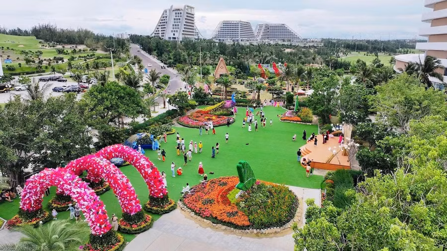 Lễ hội Ngàn hoa với chủ đề “Ngàn hoa về phố biển” thu hút gần 10.000 lượt khách tham quan.