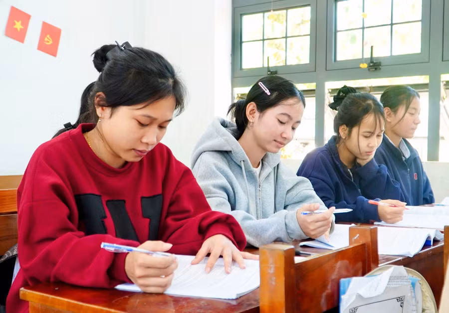 Học sinh Trường PTDTNT THCS&THPT An Lão ôn tập những ngày cận kề kỳ thi.