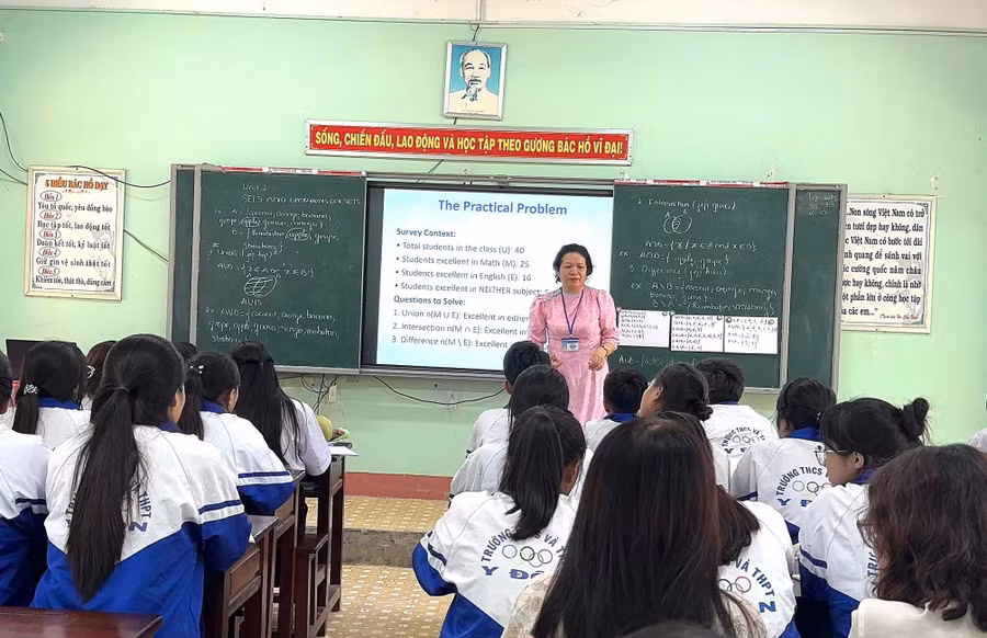 Học sinh Trường THCS và THPT Y Đôn (xã Đăk Pơ, tỉnh Gia Lai) được tiếp cận môn Toán bằng tiếng Anh.