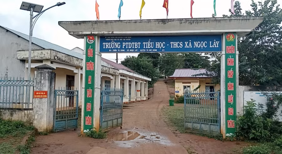 Trường Phổ thông dân tộc bán trú Tiểu học – Trung học cơ sở xã Ngọc Lây, nơi xảy ra vụ việc.