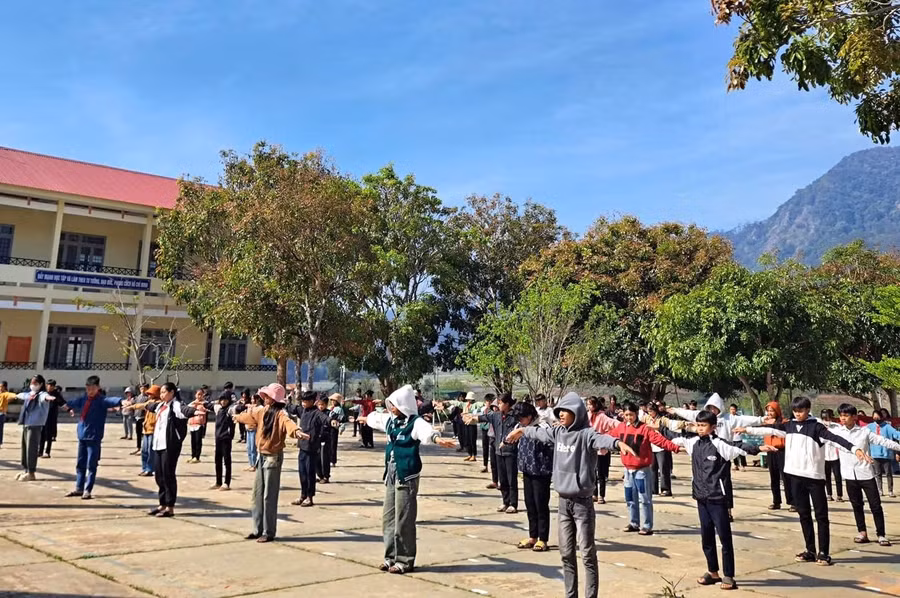 Không có nhà đa năng, không có sân chơi, các hoạt động giáo dục toàn diện tổ chức ngoài trời.