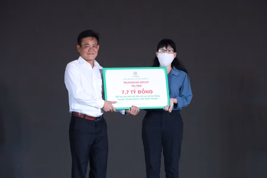 Trungnam Group đã trao tặng 7,7 tỷ đồng để hỗ trợ địa phương trong công tác xây dựng cơ sở hạ tầng. (Ảnh: Duy Quan).