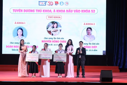 Các thủ khoa, á khoa Khoa Giáo dục Mầm non, Trường ĐH Sư phạm TPHCM trong lễ tuyên dương của khoa dành cho tân sinh viên
