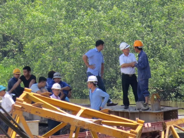 Công nhân chờ thông tin cứu nạn tại hiện trường