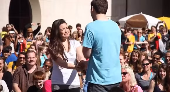 Cầu hôn giữa 1000 người đang nhảy flash mob
