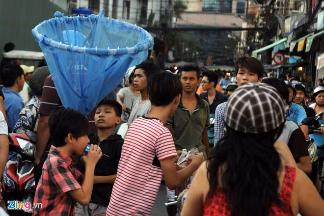 “Đội quân” cướp đồ cúng đang túc trực tại khu vực Chợ Lớn để cướp đồ.