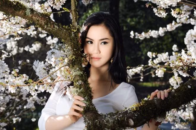 Trâm Bùi cho biết, trước khi đến với cuộc thi Hoa hậu phu nhân toàn cầu 2012, cô làm việc văn phòng, chỉ mặc áo sơ mi, đi giày bệt nên phải mất rất nhiều thời gian để làm quen với những đôi giày cao gót. adsfasdfasdf