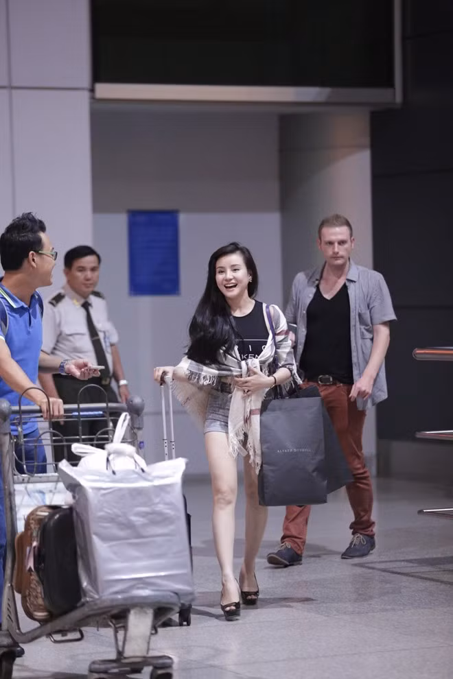 Trong khi đó, Vy Oanh hớn hở khi trở về với nhiều túi đồ mới sắm trên tay. Theo sau cô là ca sĩ Kyo York, thí sinh của chương trình Gương mặt thân quen mùa trước. Hoài Lâm hớn hở ở sân bay Tân Sơn Nhất
