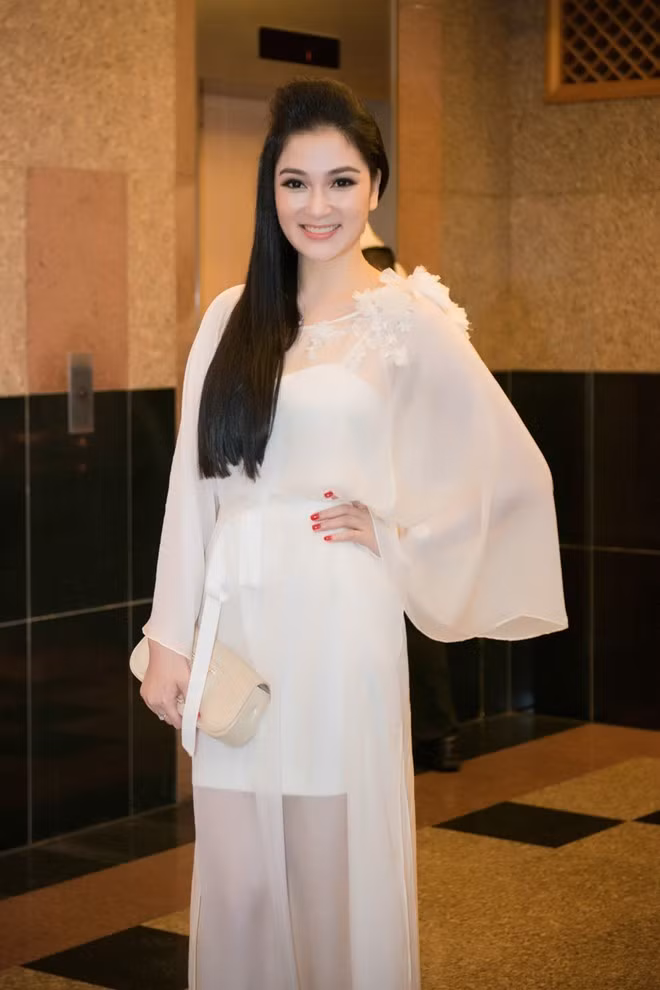 Sự xuất hiện mới đây của Nguyễn Thị Huyền không nhận được đánh giá cao khi cô khoác lên mình bộ trang phục lỗi mốt. Thiết kế có chất vải mỏng được tựa trang phục mặc nhà có nhiều chi tiết và điểm nhấn thừa thãi. Hoàng Yến lọt nhóm sao xấu của tuần vì trang phục diêm dúa