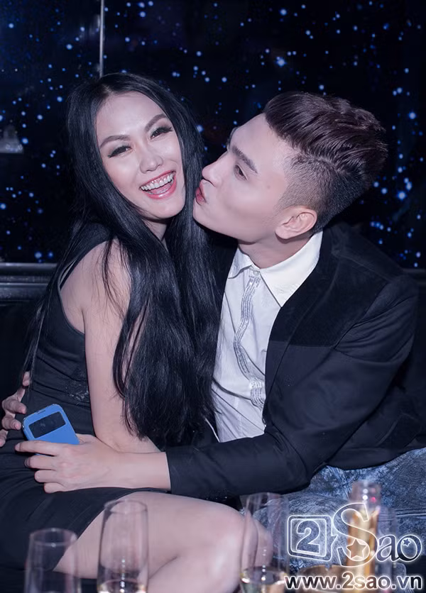 Phi Thanh Vân xõa tưng bừng ở bar cùng trai trẻ ảnh 6