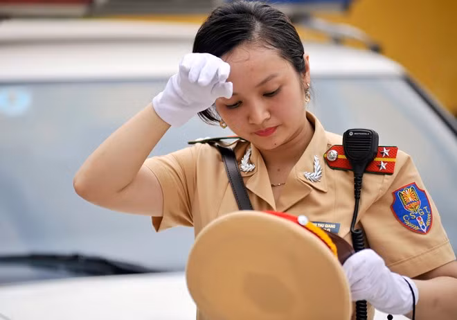 Nữ cảnh sát giao thông xinh đẹp đứng chốt phía Nam Hà Nội