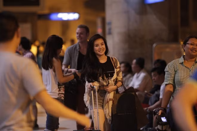 Hong Kong vốn được nhiều khách du lịch biết tới như một điểm đến du lịch hấp dẫn nhất châu Á với sự giao thoa giữa hiện đại và truyền thống. Đây cũng là một "thiên đường" mua sắm dành cho các tín đồ shopping. Do đó, Vy Oanh tỏ ra rất hào hứng với chuyến đi lần này. Hoài Lâm hớn hở ở sân bay Tân Sơn Nhất