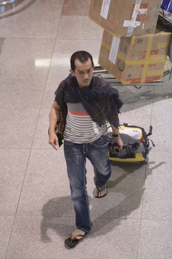 "Thị Màu" Minh Thuận xách túi họa tiết da báo khá sành điệu nhưng lại thoải mái đi dép tông. Hoài Lâm hớn hở ở sân bay Tân Sơn Nhất