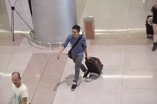 Sau chuyến thăm thú Hong Kong cùng bạn bè đồng nghiệp trong chương trình Gương mặt thân quen, Hoài Lâm háo hức trở về Sài Gòn để tiếp tục những dự định nghệ thuật khác. Hoài Lâm hớn hở ở sân bay Tân Sơn Nhất