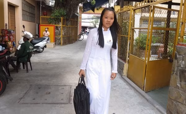 4 thiếu nữ tay không đối mặt cướp khiến dân mạng nể phục