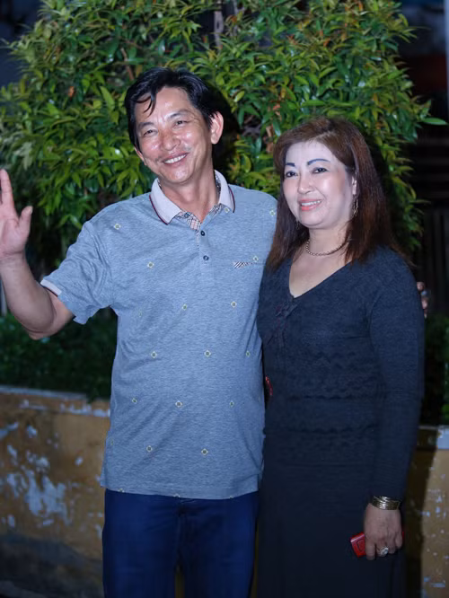 Sau khi trả lời được một, hai câu phỏng vấn, Hoài Lâm buộc phải rời khỏi sân khấu vì sức khỏe suy kiệt. Theo chia sẻ của ban tổ chức, anh đã ngất xỉu ngay sau khi vào hậu trường. Khoảng 20 phút sau, anh mới tỉnh lại. Lo lắng cho con trai nhưng bố mẹ Hoài Lâm vẫn luôn nở nụ cười tươi để cảm ơn mọi người. 8-8136-1402788979-4226-1402799535.jpg