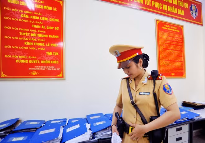 Nữ cảnh sát giao thông xinh đẹp đứng chốt phía Nam Hà Nội
