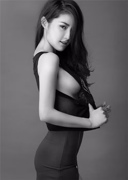 Khi tham gia Bước nhảy hoàn vũ, cô tung những bộ ảnh mới, thông báo định hướng mới về hình ảnh, ngày càng sexy và táo bạo hơn trước.