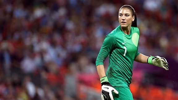 Cùng với Alex Morgan, Hope Solo là một trong những hoa khôi của ĐT bóng đá Mỹ. Cô liên tục xuất hiện trên các tờ tạp chí cũng như chương trình giải trí.
