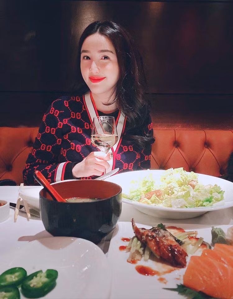 Không chỉ nhận về vật chất mà Bảo Thy còn được ông xã cưng nựng, thương yêu hết mực. Anh luôn mang đến cảm giác bất ngờ cho vợ trong ngày đặc biệt và biết cách lấy lòng bà xã bằng những đêm tiệc lãng mạn. Thông qua những hình ảnh Bảo Thy chia sẻ trên trang cá nhân, có thể thấy tình yêu mà doanh nhân Phan Lĩnh dành cho cô vẫn đong đầy như những ngày đầu.