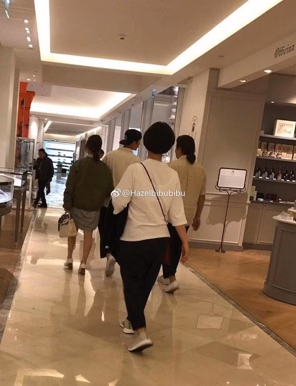 Cặp đôi sau đó lộ ảnh đi shopping ở Paris.