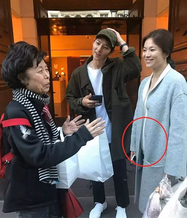 Kinh đô ánh sáng nước Pháp này chính là nơi có "duyên nợ" nhất với Song Hye Kyo và Song Joong Ki. Cặp đôi đến đây rất nhiều lần cùng nhau và vào cuối tháng 9/2017, nữ minh tinh đình đám đã dính nghi vấn bầu bí vì lộ bụng lùm lùm trong loạt ảnh du hí với chồng ở Paris