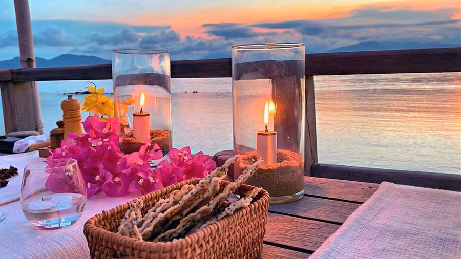 Tại đây, hai vợ chồng nữ ca sĩ tổ chức buổi tiệc nhỏ ngoài trời để kỷ niệm 6 tháng về chung một nhà. Không gian được ông xã Bảo Thy lên ý tưởng và bài trí lãng mạn với nến, hoa, trước mặt là biển chiều đầy thơ mộng.