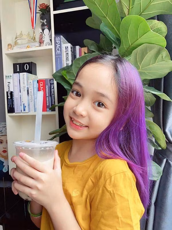 Cô bé khiến nhiều người bất ngờ lạ lẫm khi nhuộm tóc tím, ăn mặc cũng "cool" hơn.